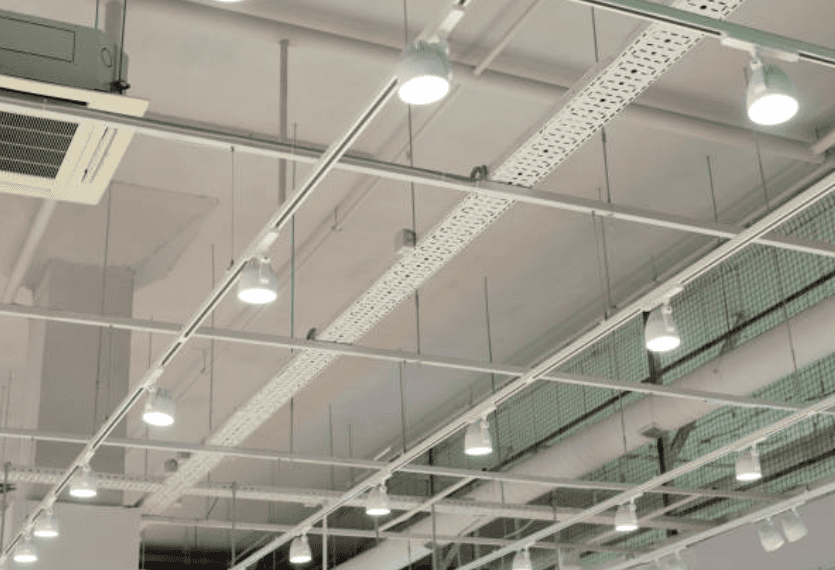 Led svetlá svietiace v budove na strope